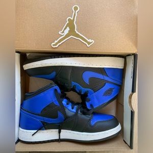 Air Jordan—- only wear twice, very very good condition.